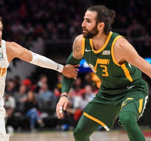 Ricky Rubio trata de defender una jugada ante Trae Young Ricky Rubio trata de defender una jugada ante Trae Young