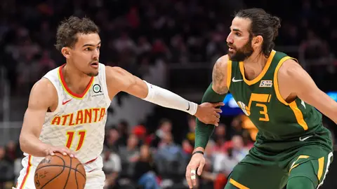 Ricky Rubio trata de defender una jugada ante Trae Young Ricky Rubio trata de defender una jugada ante Trae Young