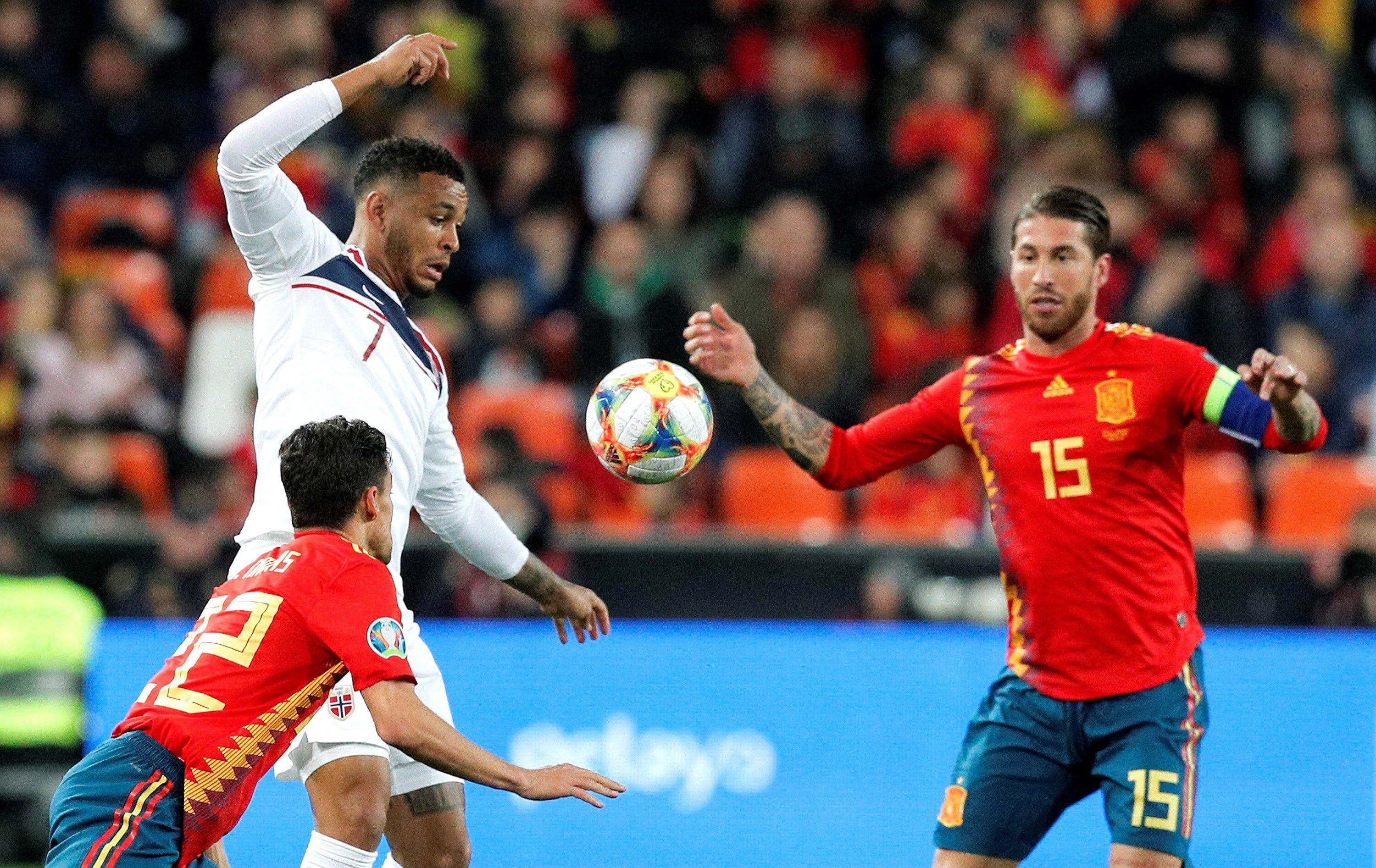 Joshua King, delantero de Noruega: "Ramos tiene fama de sucio y duro, pero no recuerdo un central tan amable como él" Joshua King, delantero de Noruega: "Ramos tiene fama de sucio y duro, pero no recuerdo un central tan amable como él"
