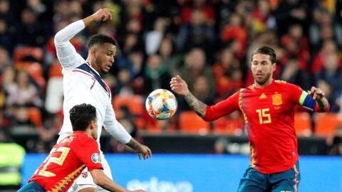 Sergio Ramos y Jes&uacute;s Navas presionan a Joshua King