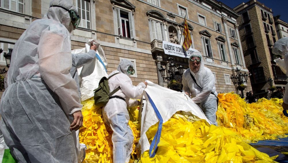 Tiran miles de lazos amarillos frente al Palau de la Generalitat