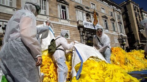 Tiran miles de lazos amarillos frente al Palau de la Generalitat