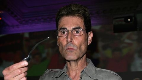 El ilusionista Uri Geller doblando una cuchara