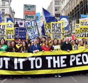 Miles de personas marchan en Londres para pedir un segundo referéndum del 'Brexit' Miles de personas marchan en Londres para pedir un segundo referéndum del 'Brexit'