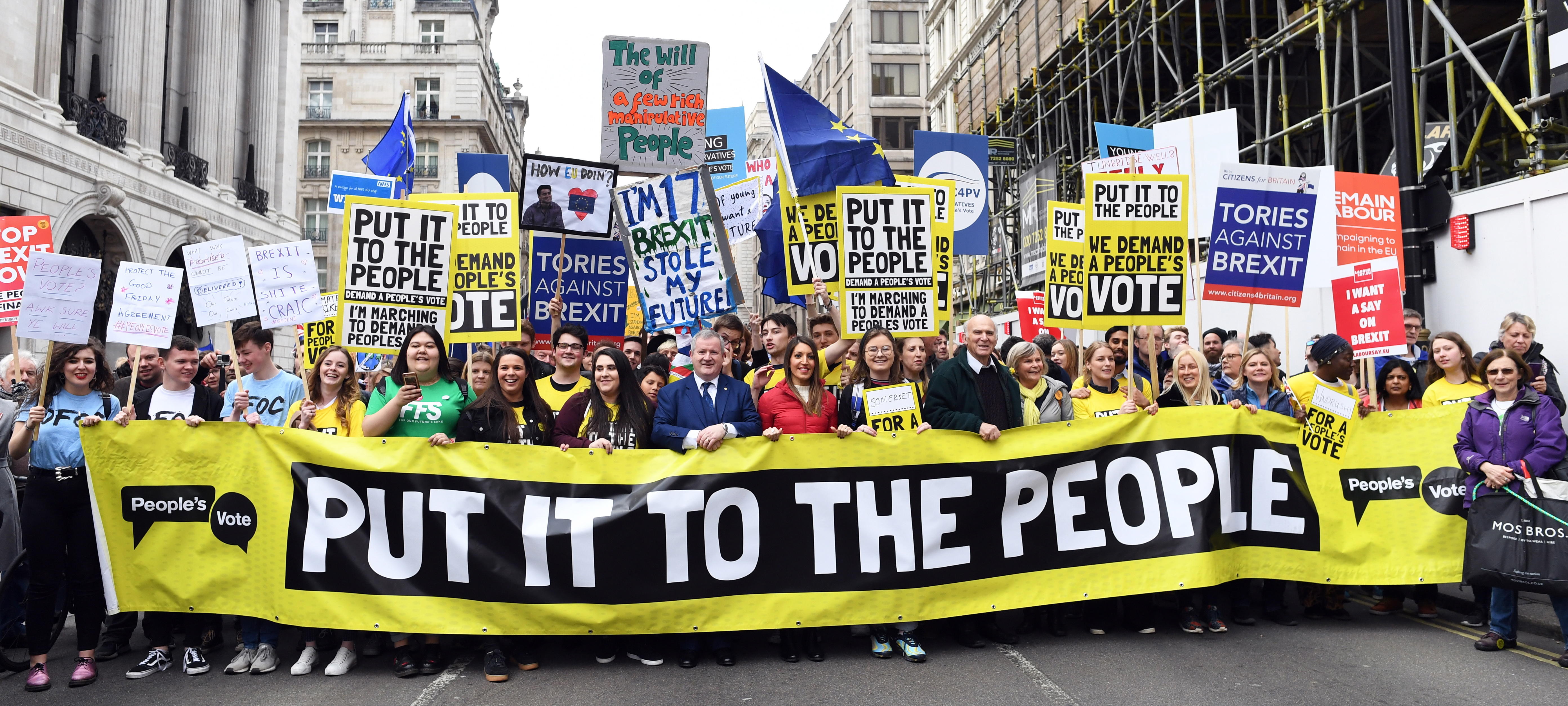 Miles de personas piden en Londres un segundo referéndum del 'Brexit' Miles de personas piden en Londres un segundo referéndum del 'Brexit'