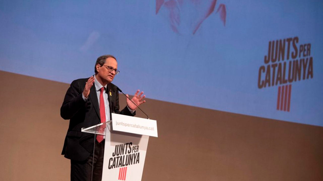 El Govern defiende a Mossos de las críticas de soberanistas por retirar lazos El Govern defiende a Mossos de las críticas de soberanistas por retirar lazos