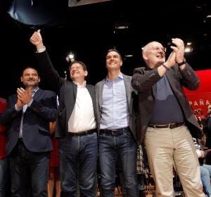 Pedro Sánchez junto a Ximo Puig, José Luis Ábalos y Pedro Duque durante un acto político en Alicante Pedro Sánchez junto a Ximo Puig, José Luis Ábalos y Pedro Duque durante un acto político en Alicante