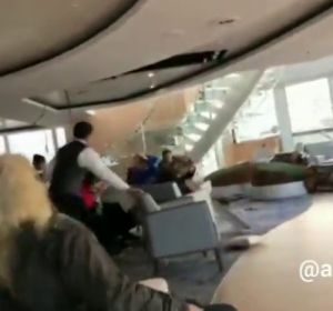 Momentos de miedo en el crucero averiado en Noruega por la entrada de agua y el vaivén del buque Momentos de miedo en el crucero averiado en Noruega por la entrada de agua y el vaivén del buque