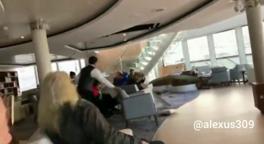 El crucero noruego ya navega por sí mismo y se suspende la evacuación de pasajeros El crucero noruego ya navega por sí mismo y se suspende la evacuación de pasajeros