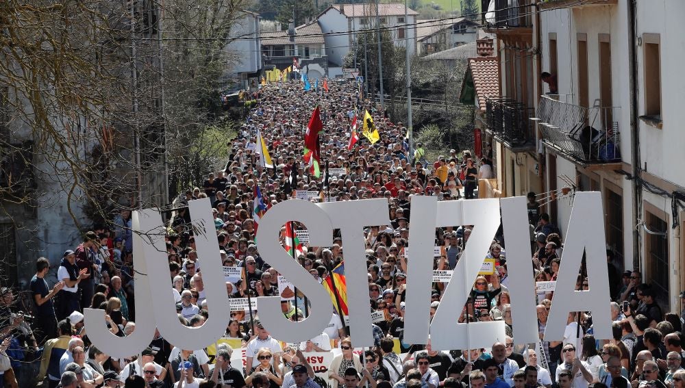 Miles de personas se manifiestan en Alsasua, Pamplona, por la sentencia que condena a ocho jóvenes por agresión a dos guardias civiles y sus parejas.