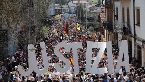 Miles de personas se manifiestan en Alsasua, Pamplona, por la sentencia que condena a ocho j&oacute;venes por agresi&oacute;n a dos guardias civiles y sus parejas.