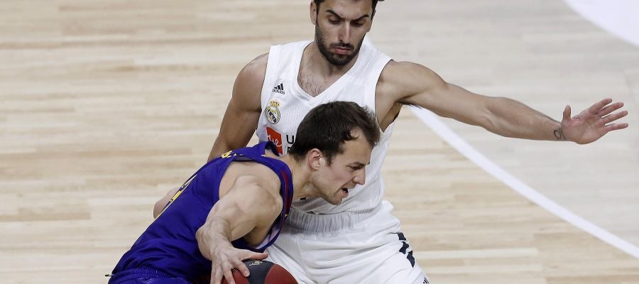 Kevin Pangos, con el balón ante la defensa del jugador Facundo Campazzo Kevin Pangos, con el balón ante la defensa del jugador Facundo Campazzo