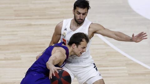 Kevin Pangos, con el bal&oacute;n ante la defensa del jugador Facundo Campazzo