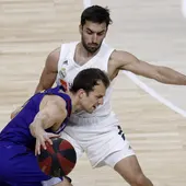 Kevin Pangos, con el balón ante la defensa del jugador Facundo Campazzo Kevin Pangos, con el balón ante la defensa del jugador Facundo Campazzo