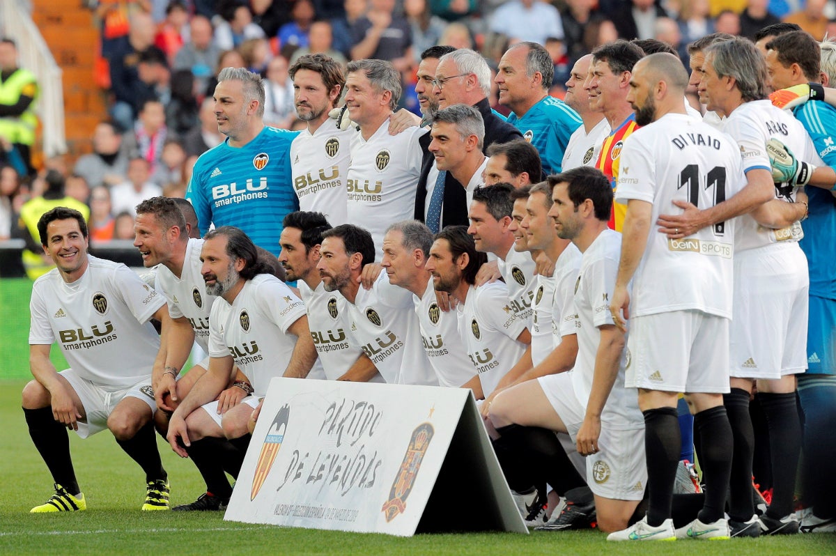Las leyendas de España derrotan a las del Valencia en el patido del centenario del club che Las leyendas de España derrotan a las del Valencia en el patido del centenario del club che