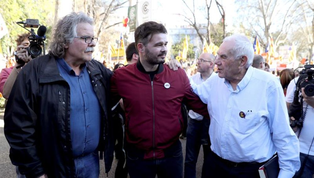 Joan Tardá, Gabriel Rufián y el candidato a la alcaldía por Barcelona, Ernest Maragall, asisten a la manifestación que bajo los lemas "Autodeterminación no es delito" y "Democracia es decidir" en Alsasua