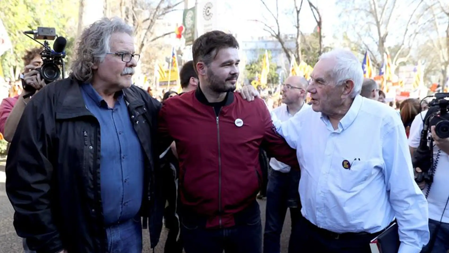 Joan Tardá, Gabriel Rufián y el candidato a la alcaldía por Barcelona, Ernest Maragall, asisten a la manifestación que bajo los lemas "Autodeterminación no es delito" y "Democracia es decidir" en Alsasua
