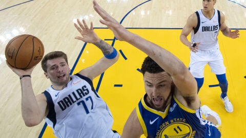 Luka Doncic, en acci&oacute;n ante los Warriors