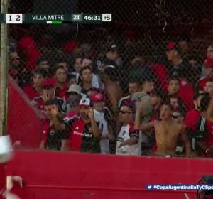 Los aficionados del Newell's Old Boys atacan a la policía...¡e incluso les lanzan un inodoro! Los aficionados del Newell's Old Boys atacan a la policía...¡e incluso les lanzan un inodoro!