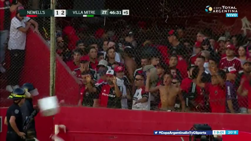 Los aficionados del Newell's atacan a la policía...¡e incluso les lanzan un inodoro! Los aficionados del Newell's atacan a la policía...¡e incluso les lanzan un inodoro!
