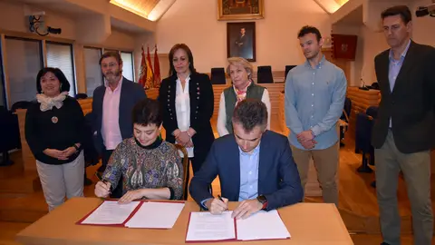 Firma del convenio entre Zamora y García del Valle Firma del convenio entre Zamora y García del Valle