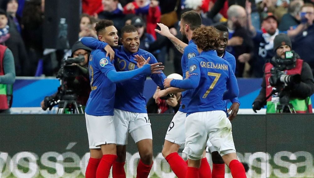 Los jugadores de Francia celebran el gol de Mbappé