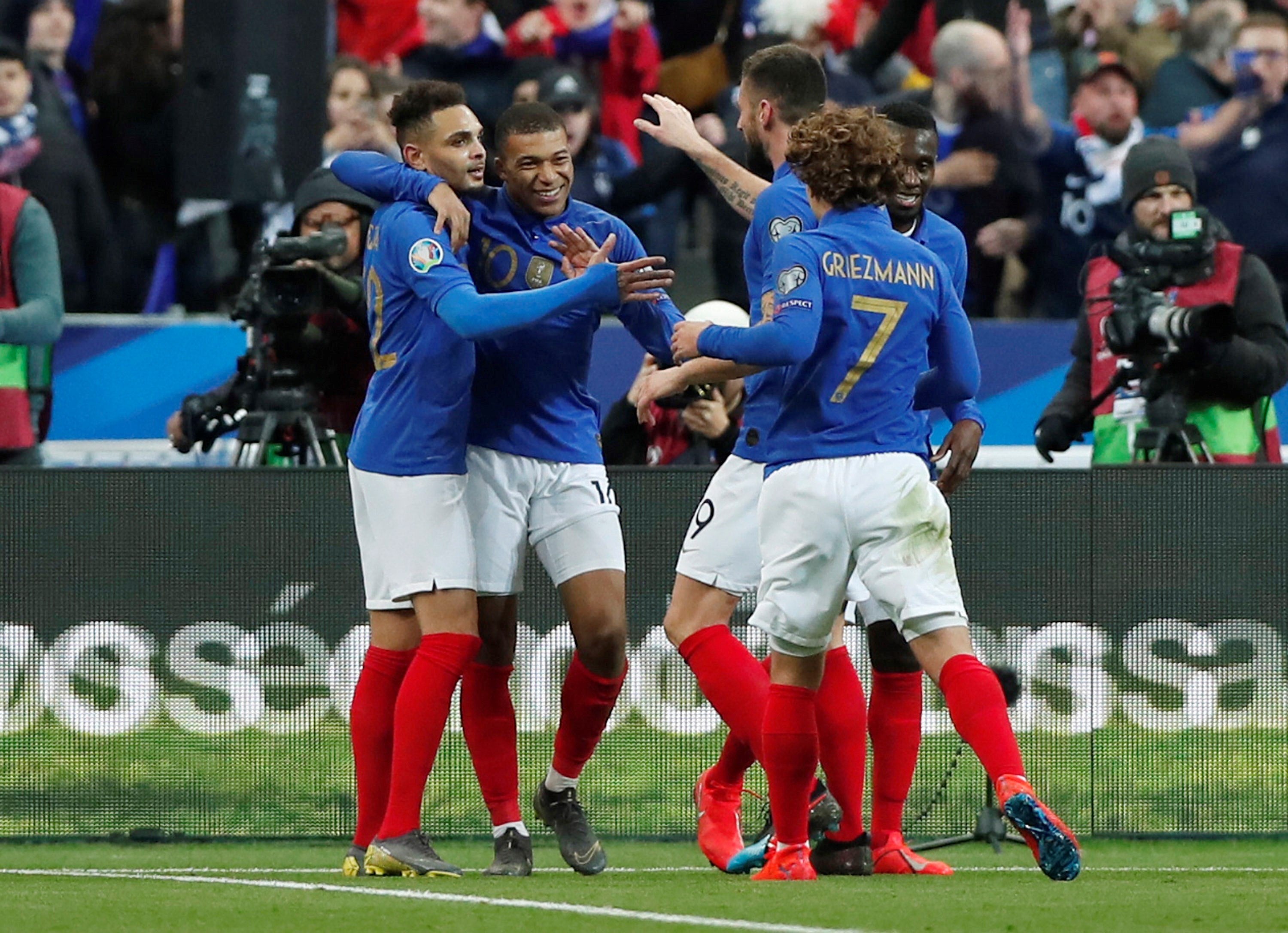 Inglaterra y Francia se divierten ante Montenegro e Islandia; Portugal empata contra Serbia Inglaterra y Francia se divierten ante Montenegro e Islandia; Portugal empata contra Serbia