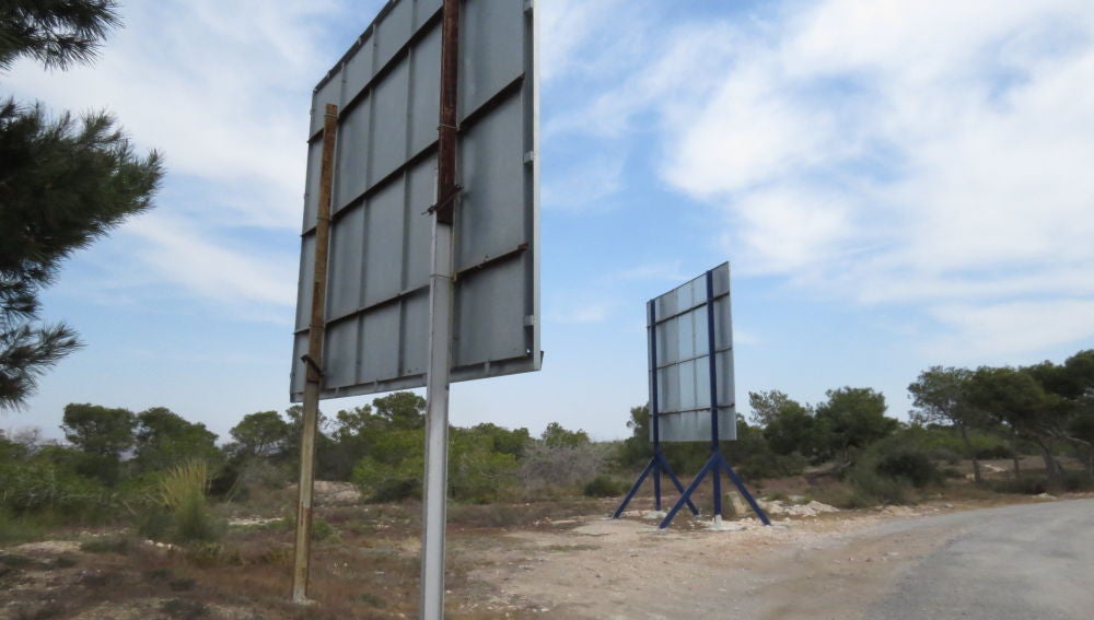 Vallas publicitarias en la Sierra del Molar