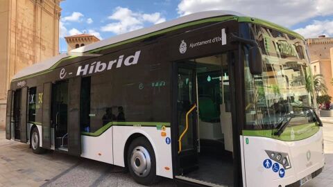 Autob&uacute;s el&eacute;ctrico de transporte p&uacute;blico urbano