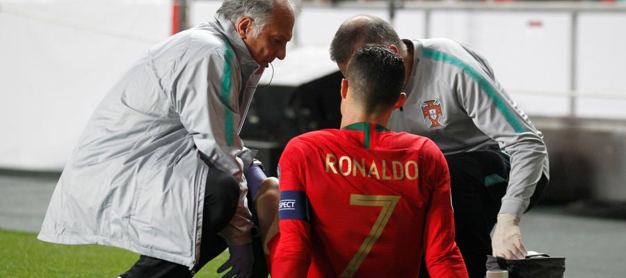 Los médicos de Portugal atienden a Cristiano Ronaldo Los médicos de Portugal atienden a Cristiano Ronaldo