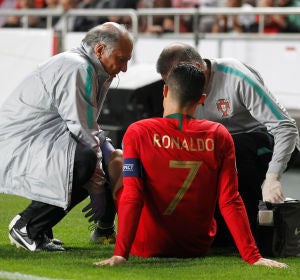 Los médicos de Portugal atienden a Cristiano Ronaldo Los médicos de Portugal atienden a Cristiano Ronaldo