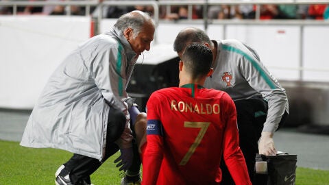Los m&eacute;dicos de Portugal atienden a Cristiano Ronaldo