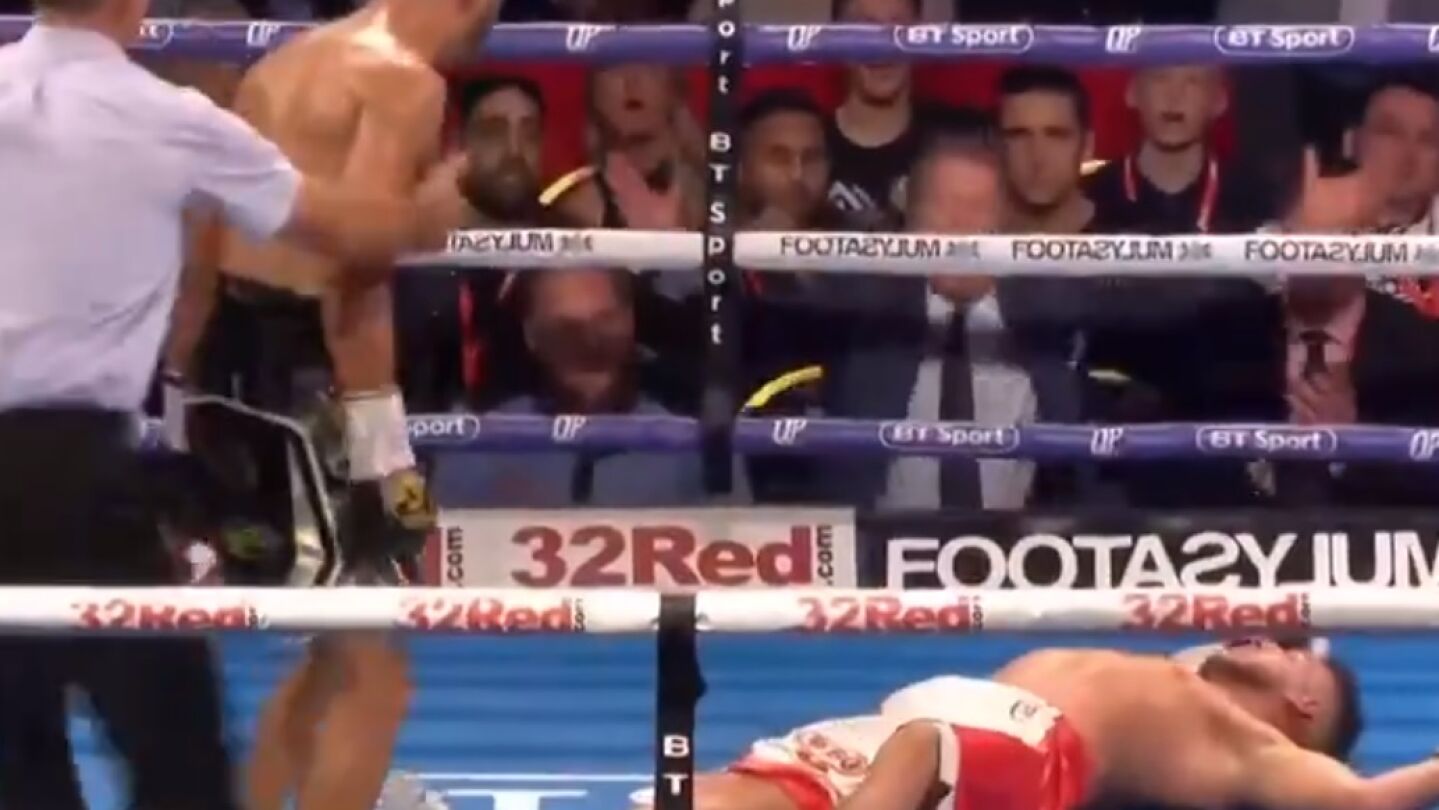 Momento del ko de Sam Maxwell a Sabri Sediri