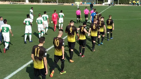 Los jugadores del Ilicitano y del Roda saltan al terreno de juego del campo municipal José Díez Iborra. ELCHE CF