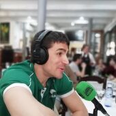 Carlos Suárez, jugador de Unicaja, desde el Mesón Cantarrana