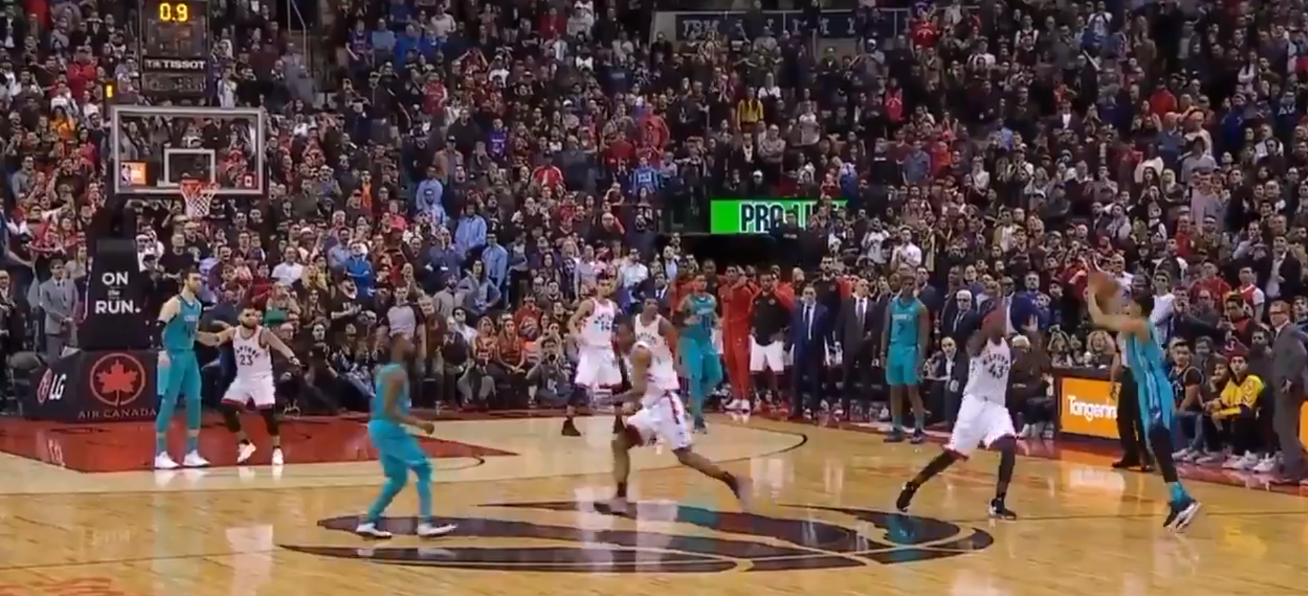 Jeremy Lamb tumba a los Raptors con un triple desde el centro de la pista y sobre la bocina Jeremy Lamb tumba a los Raptors con un triple desde el centro de la pista y sobre la bocina