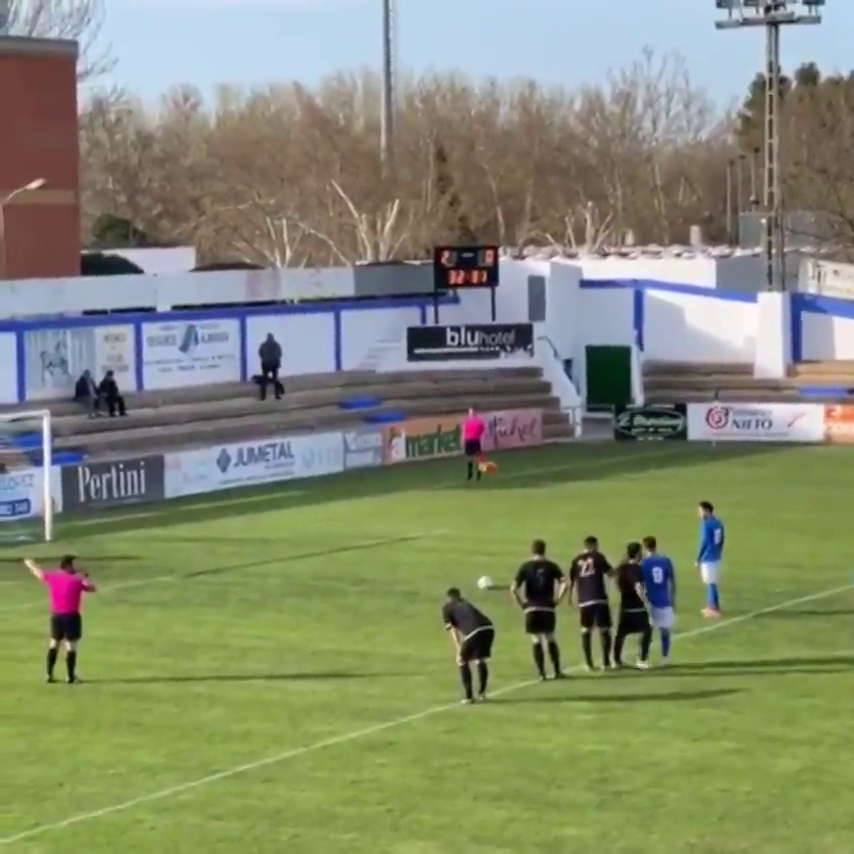 ¡Increíble! El Almansa ejecuta un penalti indirecto al más puro estilo Johan Cruyff ¡Increíble! El Almansa ejecuta un penalti indirecto al más puro estilo Johan Cruyff