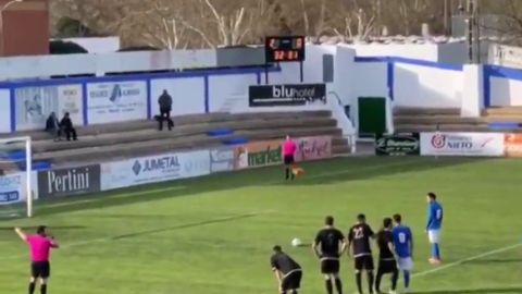 &iexcl;Incre&iacute;ble! El Almansa ejecuta un penalti indirecto al m&aacute;s puro estilo Johan Cruyff