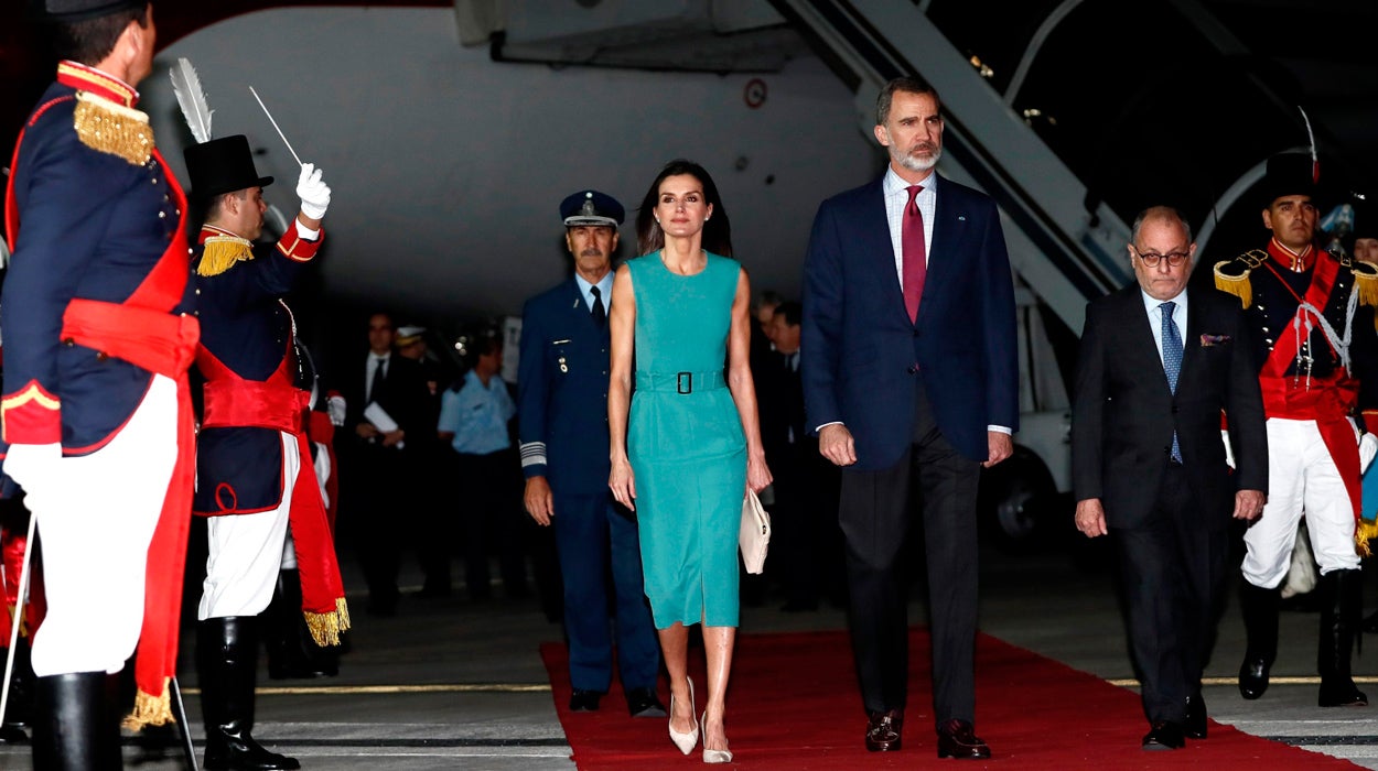 Hacen esperar a los Reyes 45 minutos en el avión en el aeropuerto de Buenos Aires por no encontrar una escalera Hacen esperar a los Reyes 45 minutos en el avión en el aeropuerto de Buenos Aires por no encontrar una escalera