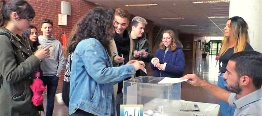 Alumnos votando en las elecciones a Rector de la UMH en el periodo anticipado Alumnos votando en las elecciones a Rector de la UMH en el periodo anticipado