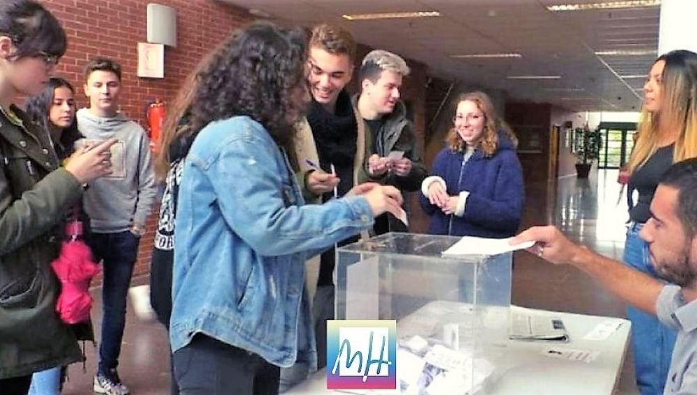 Alumnos votando en las elecciones a Rector de la UMH en el periodo anticipado