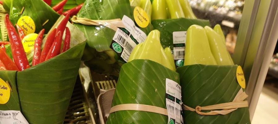 Verduras envueltas en hojas de plátano Verduras envueltas en hojas de plátano