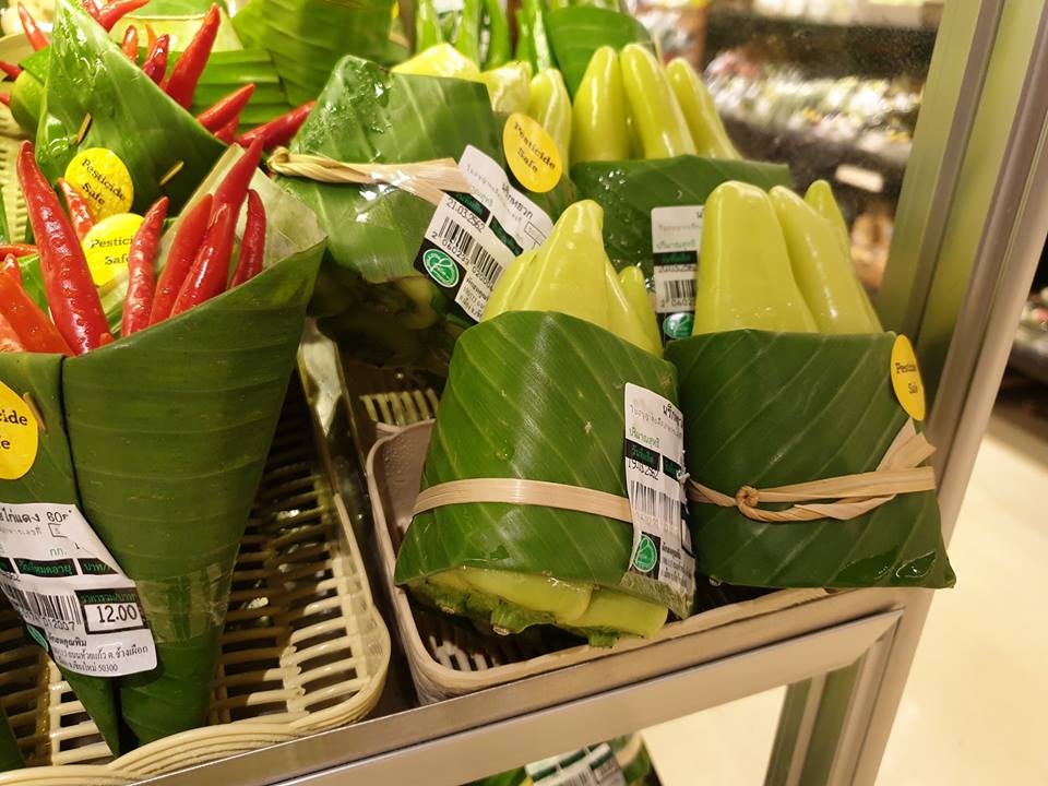 Un supermercado de Tailandia sustituye el plástico por hojas de plátano Un supermercado de Tailandia sustituye el plástico por hojas de plátano