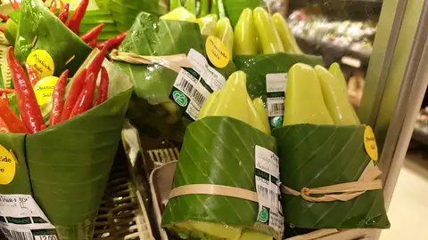 Verduras envueltas en hojas de plátano Verduras envueltas en hojas de plátano
