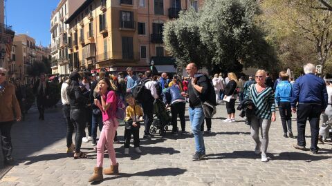 Turistas paseando por el centro de Palma 