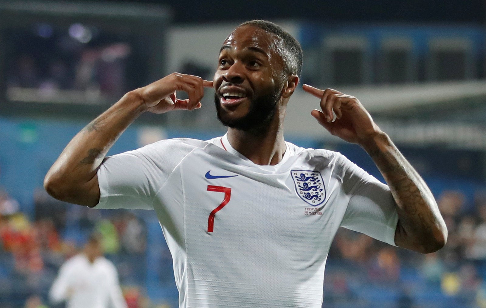 Sterling: "Si aficionados realizan cánticos racistas, debería cerrarse todo el estadio" Sterling: "Si aficionados realizan cánticos racistas, debería cerrarse todo el estadio"