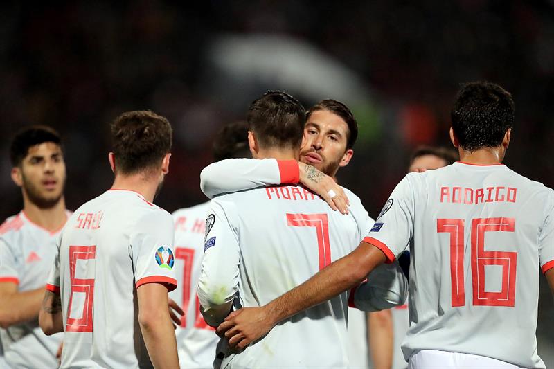 Sergio Ramos: "Iker está temblando porque voy a superarle ya y ojalá pueda hacerlo porque es una leyenda viva" Sergio Ramos: "Iker está temblando porque voy a superarle ya y ojalá pueda hacerlo porque es una leyenda viva"