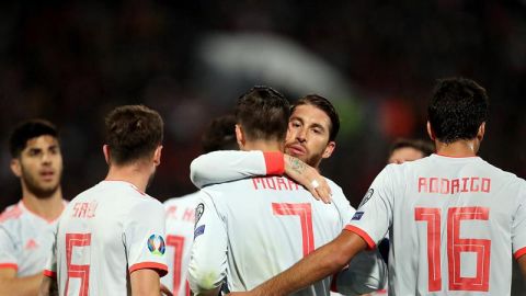 Sergio Ramos felicita a &Aacute;lvaro Morata. 