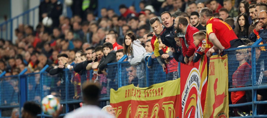 Aficionados de Montenegro increpan a los jugadores ingleses Aficionados de Montenegro increpan a los jugadores ingleses