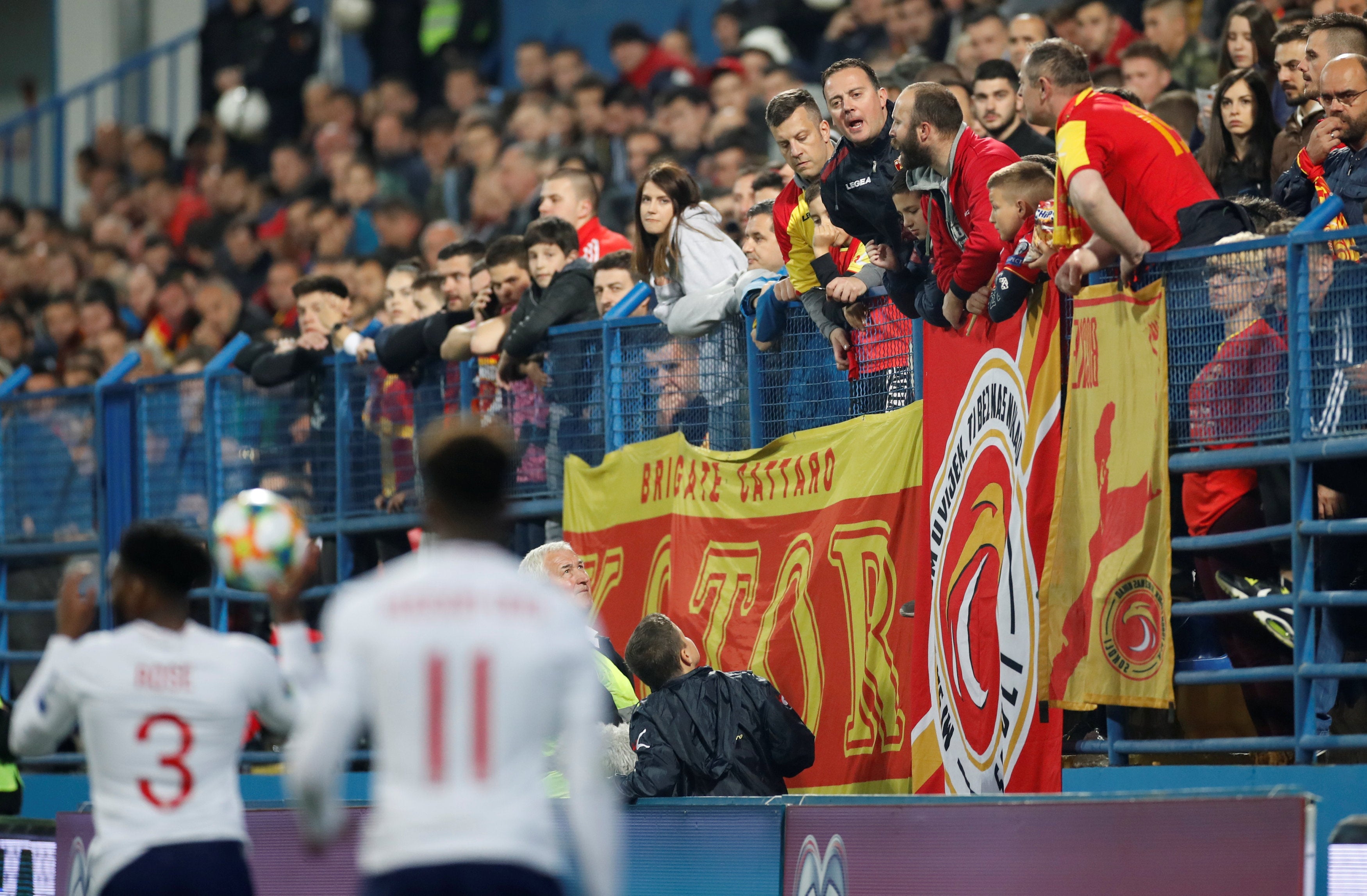 La UEFA expedienta a Montenegro por los insultos racistas durante el partido contra Inglaterra La UEFA expedienta a Montenegro por los insultos racistas durante el partido contra Inglaterra
